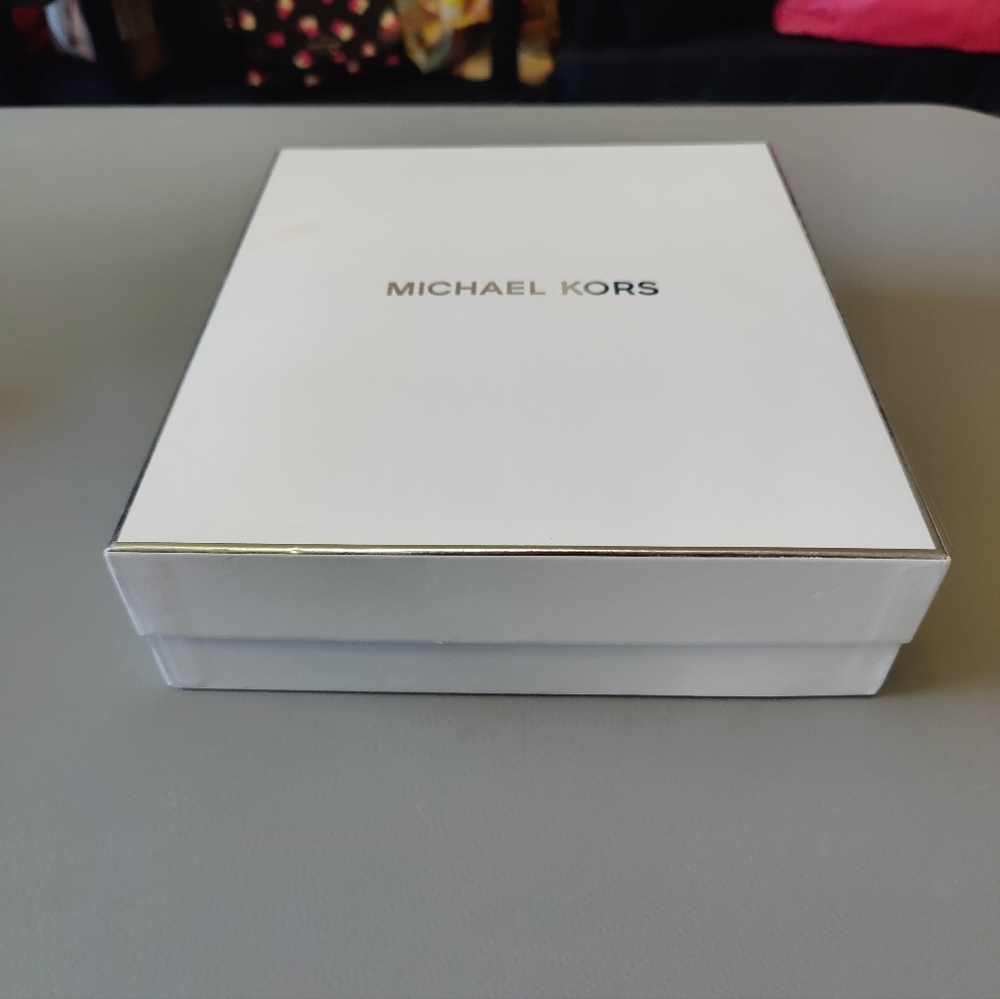 Michael Kors Jet Set Logo Small Tote in Vanilla/Acorn NWT & In Box - Picture 13 of 14